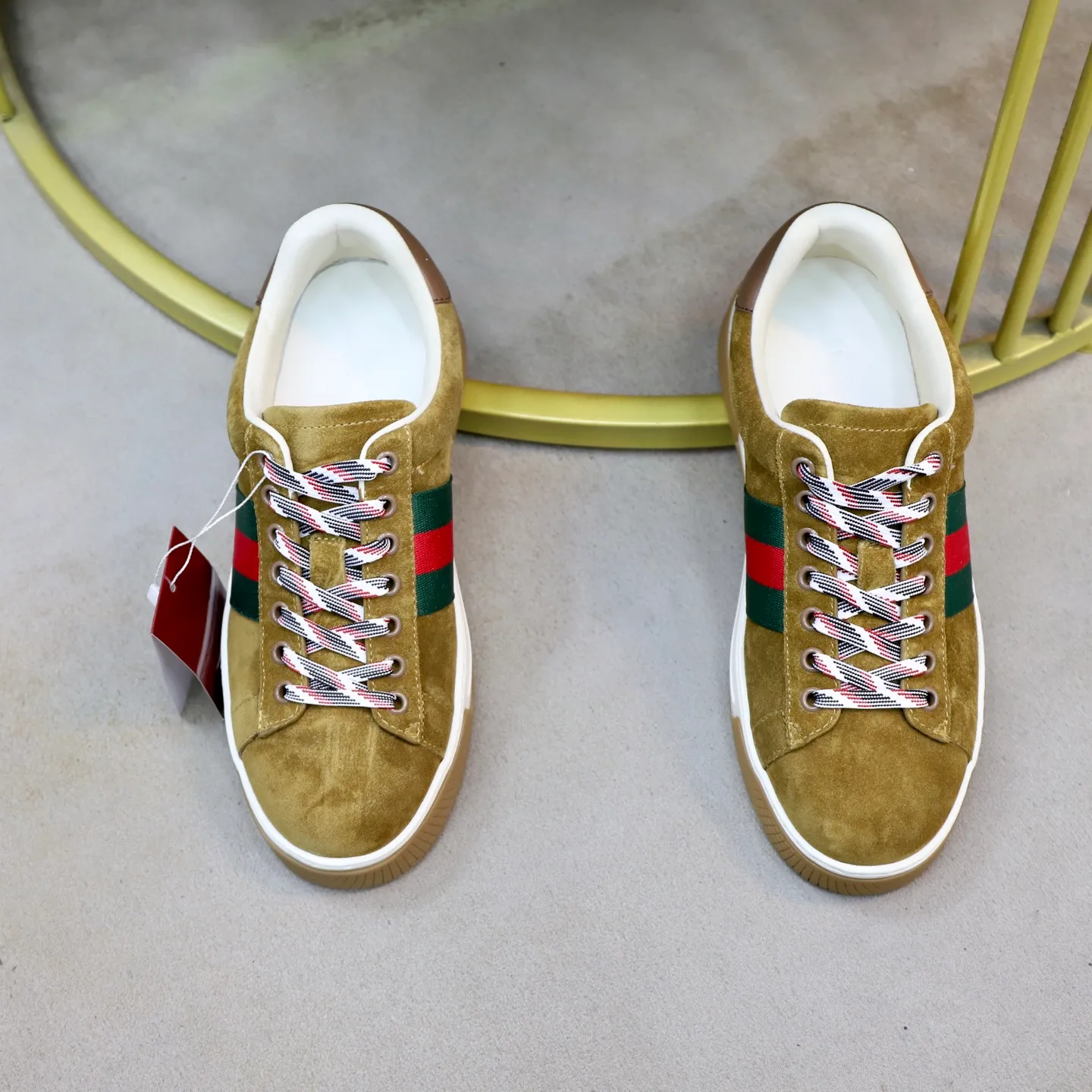 Ex-factory price: 600💰🙅‍♂️🙅‍♂️🙅‍♂️ Brand: Gucci GUCCi Standard code: Men's size 38/44 (45, 46 can be customized) Grade: Same as the official website Material: Original cowhide surface Comfortable hybrid thickened sheepskin lining Original wear-resistant soft outsole Style category: Casual sports version White shoes Dad shoes Young fashion European and American trends British style Color: actual picture color